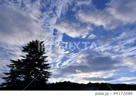 爽やかな軽井沢の朝の空と雲 爽やかな軽井沢の朝の空と雲 94172086