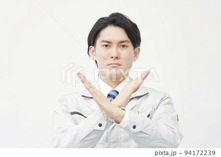 白背景でばつ印するする作業員 94172239