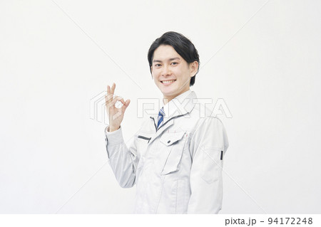 白背景でOKサインする作業員 94172248
