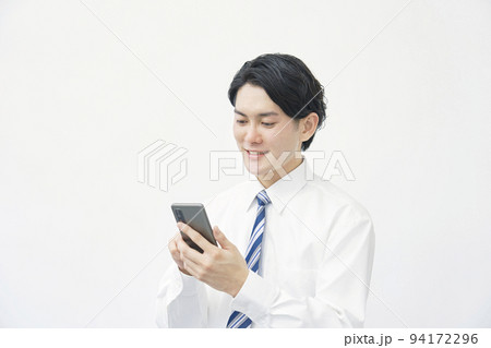 白背景でスマホを使うビジネスマン 94172296