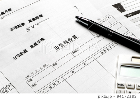 在宅勤務、リモート勤務の作業報告書など ビジネスイメージ 在宅勤務、リモート勤務の作業報告書など ビジネスイメージ 94172385