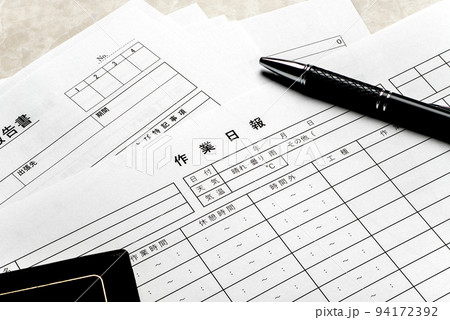 在宅勤務、リモート勤務の作業報告書など ビジネスイメージ 在宅勤務、リモート勤務の作業報告書など ビジネスイメージ 94172392