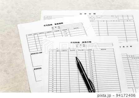 在宅勤務、リモート勤務の作業報告書など ビジネスイメージ 在宅勤務、リモート勤務の作業報告書など ビジネスイメージ 94172406