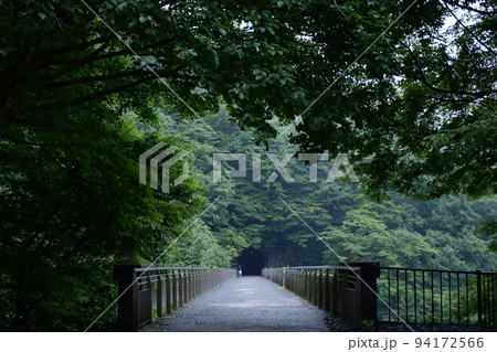 雨上がり霧に包まれる碓氷峠のめがね橋の上 94172566