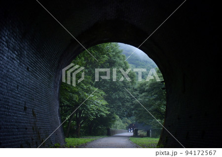 雨上がり霧に包まれる碓氷峠のトンネル 94172567