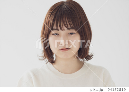 落ち込む女性  94172819