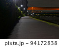 暗い夜道　尾久橋と歩道と外灯 94172838