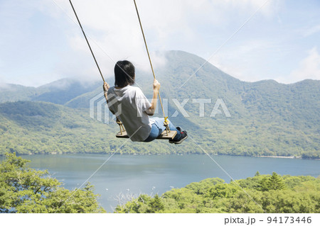ハイジのブランコに乗る小学生女の子 94173446