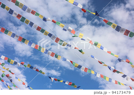 風に靡くタルチョ 94173479