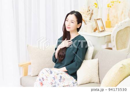 胸に手を当てる女性 胸に手を当てる女性 94173530
