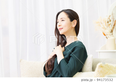 胸に手を当てる女性 胸に手を当てる女性 94173532