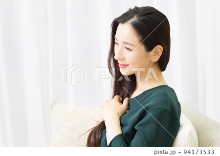 胸に手を当てる女性 胸に手を当てる女性 94173533