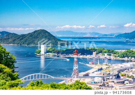 広島市街地の遠景風景です。元宇品公園、似島等市内の瀬戸内海沿岸部を展望。紺碧の空と海をご覧下さい。 94173608