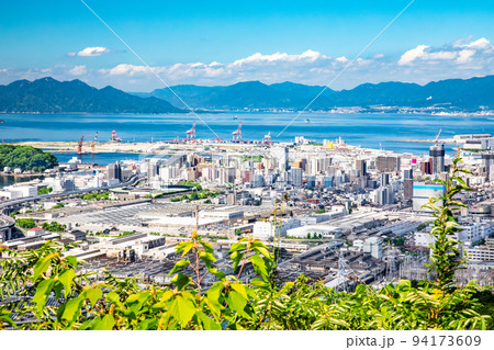 広島市街地の港湾部の風景です。宇品、出島地区や遠くに宮島が見えます。瀬戸内海の美しさをどうぞ。広島県 94173609