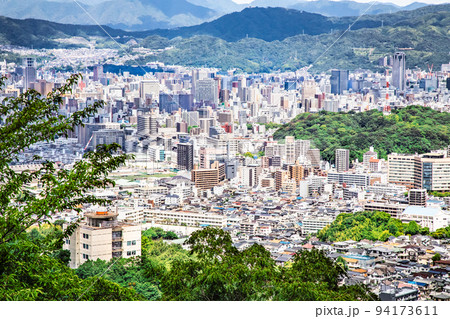 広島市比治山公園の南北の市街地風景です。紙屋町から南方面の比治山町、皆実町方面展望。精密画像 94173611