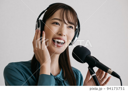 ボイストレーニング・発声練習をする女性 ボイストレーニング・発声練習をする女性 94173751