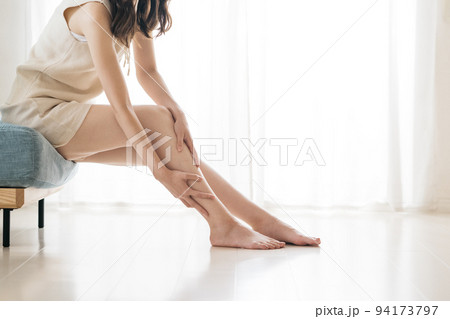 むくみケア・フットケア・足のマッサージをする美脚の女性 94173797