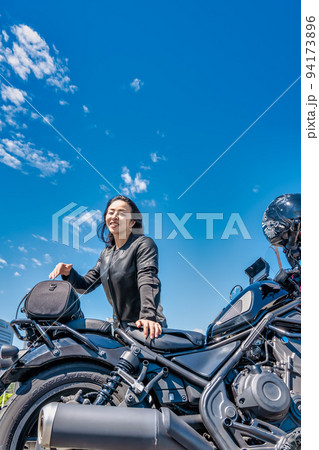 大型クルーザーバイクで横浜ツーリングをする女性ライダー 94173896