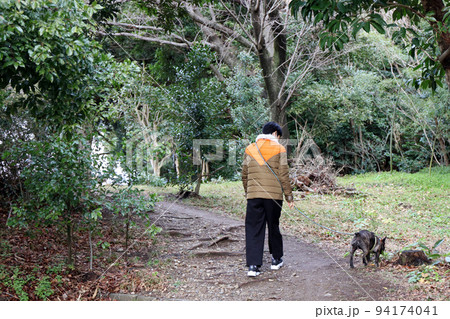 森のある公園を散歩するフレンチブルドッグと飼い主 森のある公園を散歩するフレンチブルドッグと飼い主 94174041