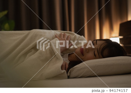 冷え症・風邪・寒気がして眠れない女性 94174157