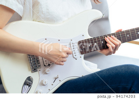 ギターを弾く女性（ボディパーツ） 94174203