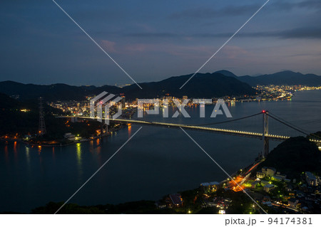 門司と下関に架かる関門橋と関門海峡の夜景の写真素材 [94174381] - PIXTA