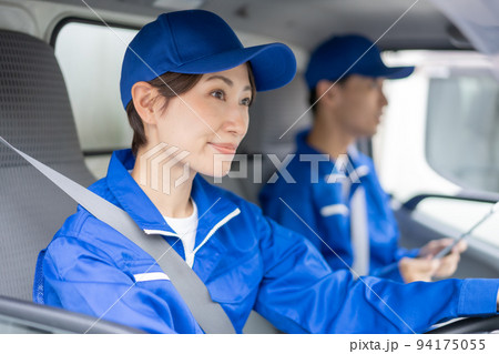 運送業で働く女性セールスドライバー 94175055