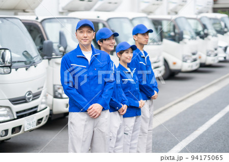 物中センターで働く男性リーダーとそのチーム 94175065