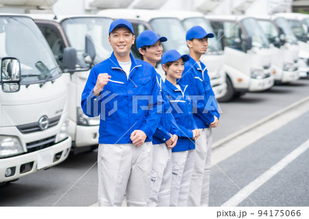 物中センターで働く男性リーダーとそのチーム 94175066