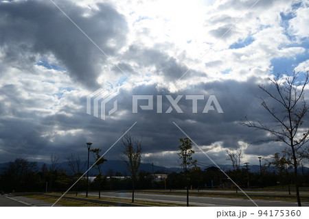 雲間からこぼれる天使の階段 94175360