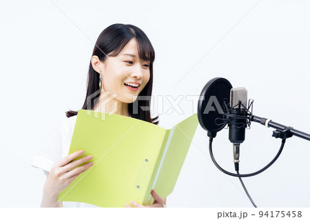 ナレーションをする女性 94175458
