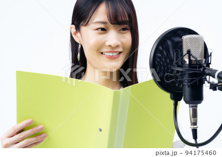 ナレーションをする女性 94175460