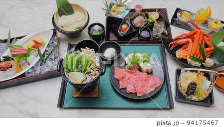 ホテル、旅館の夕食ビュッフェのイメージ 94175467