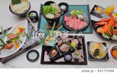 ホテル、旅館の夕食ビュッフェのイメージ 94175468