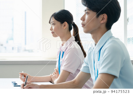 研修を受ける学生 研修を受ける学生 94175523