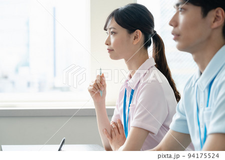 研修を受ける学生 94175524