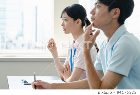 研修を受ける学生 94175525