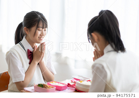 お弁当を食べる中学生 94175571