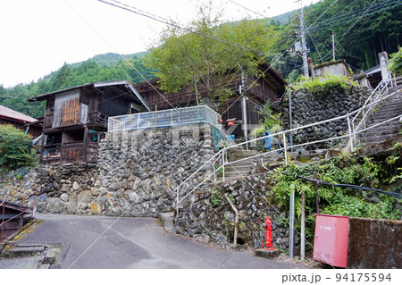 新倉集落の町並【山梨県早川町】 94175594