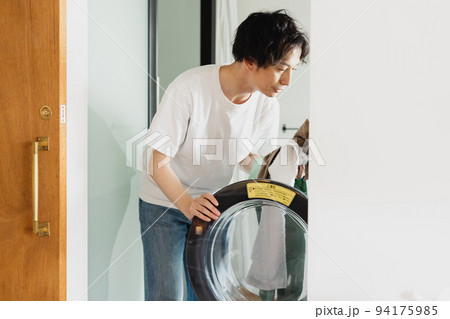 男性　ライフスタイル　洗濯 94175985