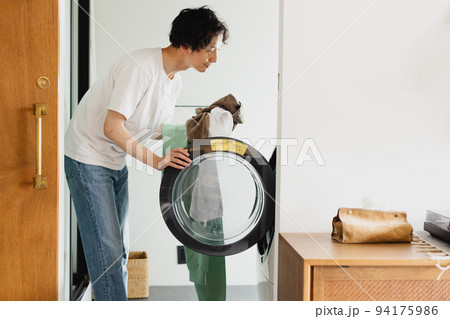 洗濯をする独身男性 94175986