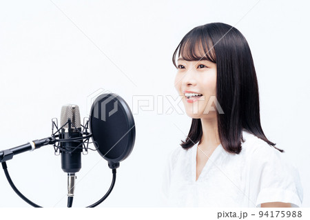 歌う若い女性 歌う若い女性 94175988
