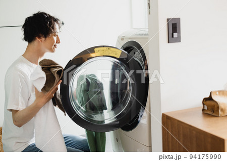 洗濯をする独身男性 洗濯をする独身男性 94175990