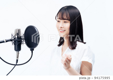 歌う若い女性 94175995