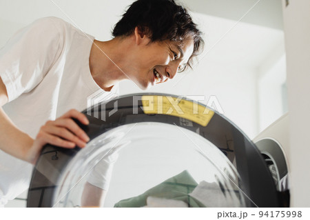 男性　ライフスタイル　洗濯 94175998