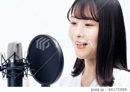 歌う若い女性 94175999