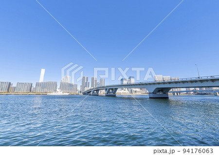 東京都中央区　豊洲から見る豊洲大橋と快晴の晴海の街並み 94176063