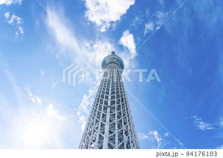 【東京都】真下から見上げる東京スカイツリー 94176103