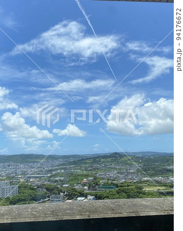 青空の飛行機雲と下に広がる町 青空の飛行機雲と下に広がる町 94176672