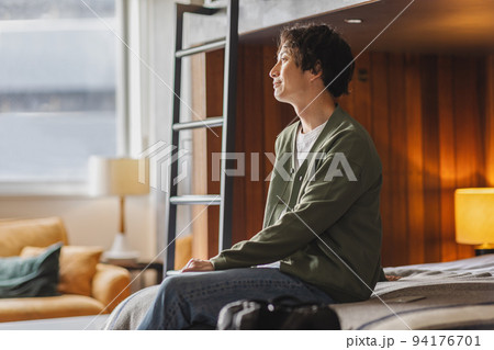 ホテルに泊まる男性 94176701